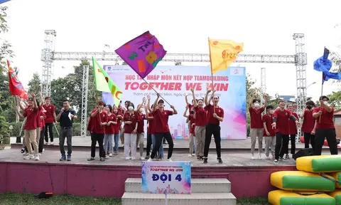 Tân sinh viên khoa Du lịch và Việt Nam học, trường Đại học Nguyễn Tất Thành hào hứng tham gia lễ nhập môn